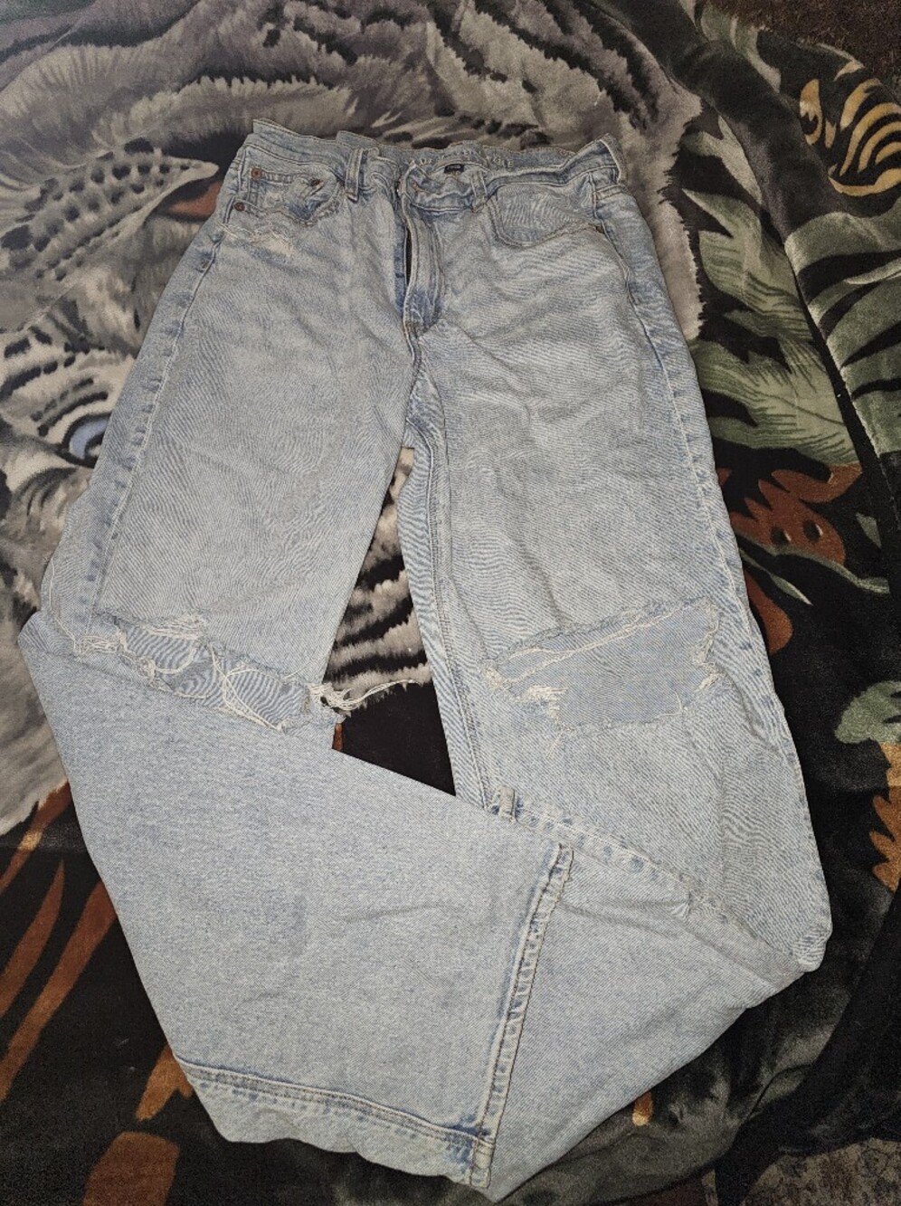 Womens American Eagle Outfitters Light Blue Relaxed Jeans with Knee Distress
